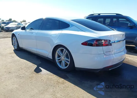 2013 Tesla Model S z USA, uszkodzony, nr VIN 5YJSA1CN9DFP05258